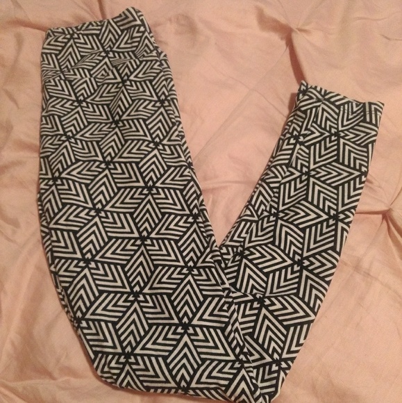 LuLaRoe Pants - Black and white printed lularoe leggings